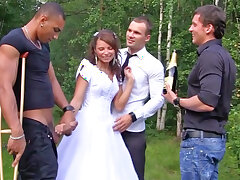 Cuarteto interracial con una mujer rusa embriagada