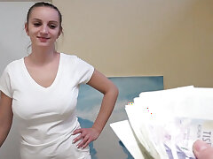 Una massaggiatrice ceca dal seno grande fa una sensuale sega in un video POV